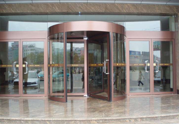 三翼自動旋轉門 現代建筑入口的藝術與科技